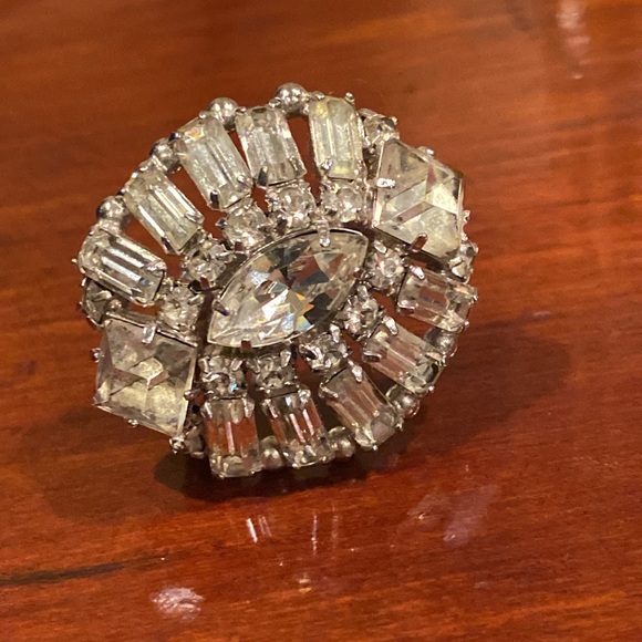 Unsigned Weiss  Clear Crystal Earrings. Silver Tone. Clip Backs. - Picture 10 of 15